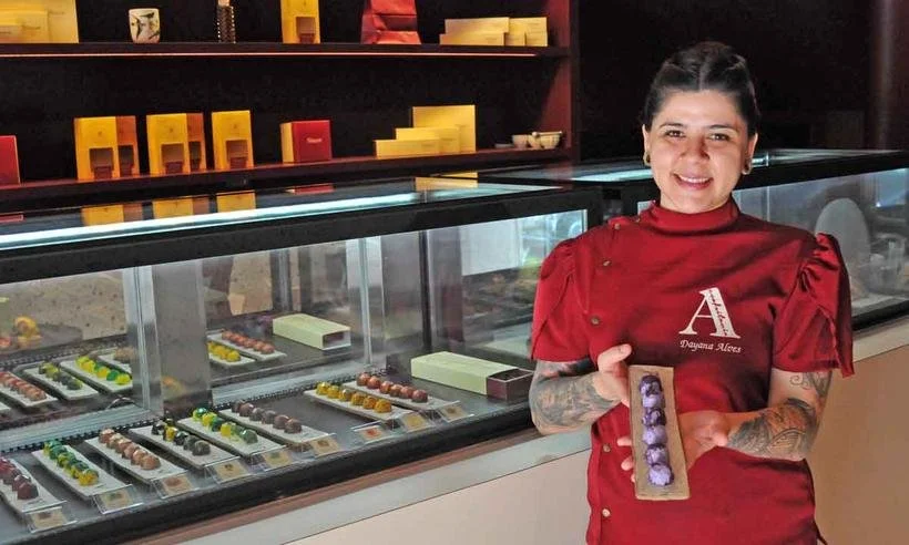 Joias de chocolate: bombons pintados à mão colorem vitrine de confeitaria